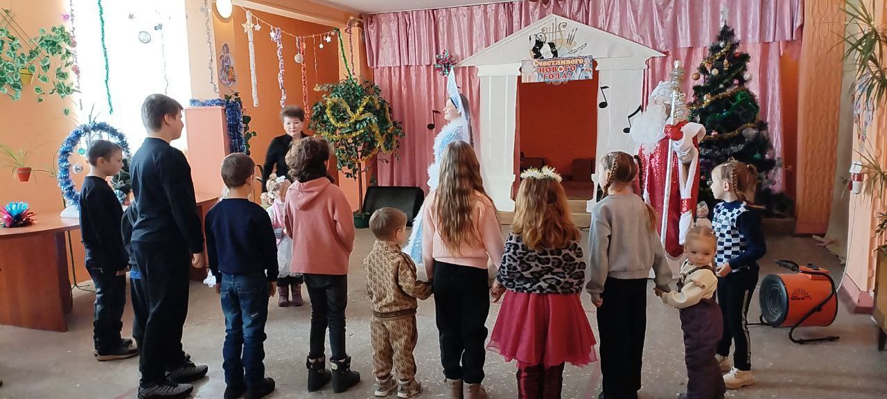 В преддверии Нового года для маленьких жителей с.Новогоровка в сельском доме культуры прошёл утренник «Поверьте в чудо, и сказка оживёт» В преддверии Нового года для маленьких жителей с.Новогоровка в сельском доме культуры прошёл утренник «Поверьте в чудо, и сказка оживёт»