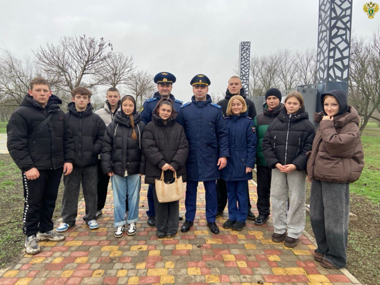 Представители прокуратуры Акимовского района приняли участие в масштабной международной акции «Сад памяти», направленной на увековечивание памяти героев Великой Отечественной войны и участников специальной военной операции Представители прокуратуры Акимовского района приняли участие в масштабной международной акции «Сад памяти», направленной на увековечивание памяти героев Великой Отечественной войны и участников специальной военной операции