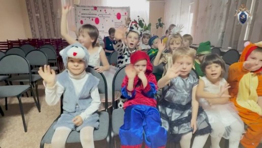 Сотрудники следственного управления поздравили воспитанников центра с наступающими новогодними праздниками