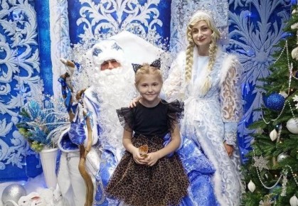 Новый год шагает по стране: семьи ветеранов посещают праздничные представления