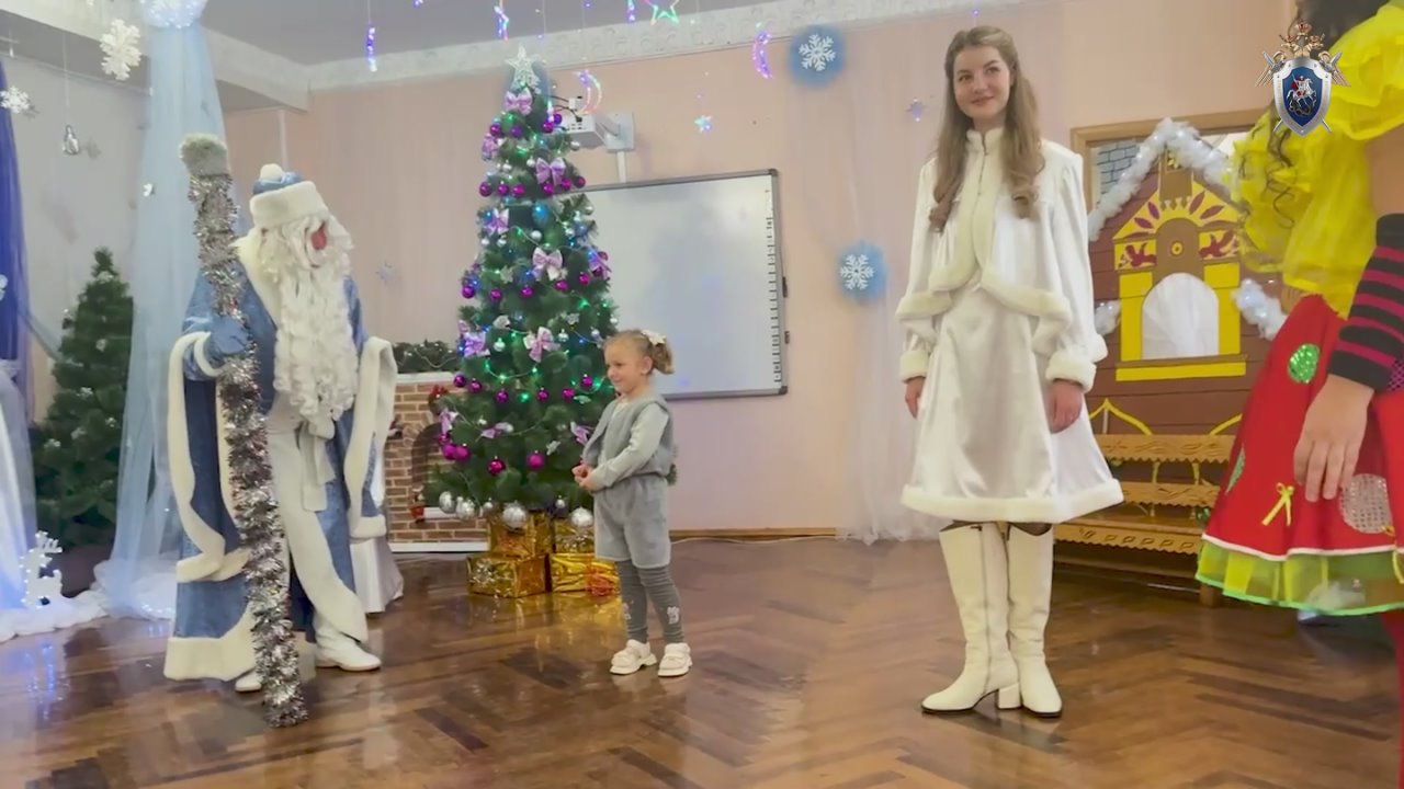 Сотрудники следственного управления Следственного комитета России по Запорожской области поздравили детей с Новым годом