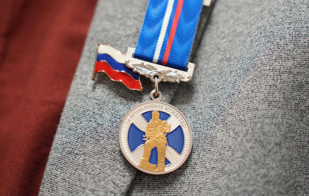 Евгений Балицкий: В рамках Всероссийского гражданско-патриотического проекта «Дети-герои» вручил памятную медаль Совета Федерации Федерального собрания РФ «За проявленное мужество» Даниилу Шолохову, который летом этого года... Евгений Балицкий: В рамках Всероссийского гражданско-патриотического проекта «Дети-герои» вручил памятную медаль Совета Федерации Федерального собрания РФ «За проявленное мужество» Даниилу Шолохову, который летом этого года...