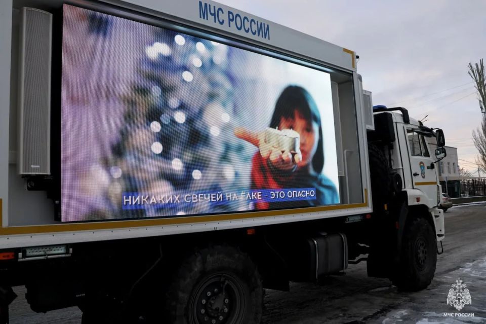 Сотрудники МЧС России по Запорожской области с помощью мобильного комплекса информирования и оповещения населения обучают жителей региона правилам пожарной безопасности Сотрудники МЧС России по Запорожской области с помощью мобильного комплекса информирования и оповещения населения обучают жителей региона правилам пожарной безопасности