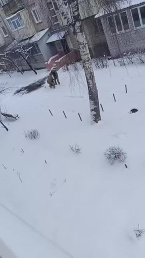 Харьков.. Два ТЦКашника поймали парня во дворе многоэтажки и начали тащить его в свою машину