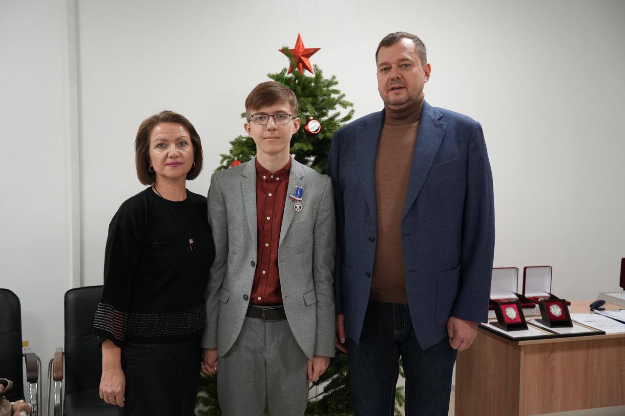 Евгений Балицкий: В рамках Всероссийского гражданско-патриотического проекта «Дети-герои» вручил памятную медаль Совета Федерации Федерального собрания РФ «За проявленное мужество» Даниилу Шолохову, который летом этого года... Евгений Балицкий: В рамках Всероссийского гражданско-патриотического проекта «Дети-герои» вручил памятную медаль Совета Федерации Федерального собрания РФ «За проявленное мужество» Даниилу Шолохову, который летом этого года...