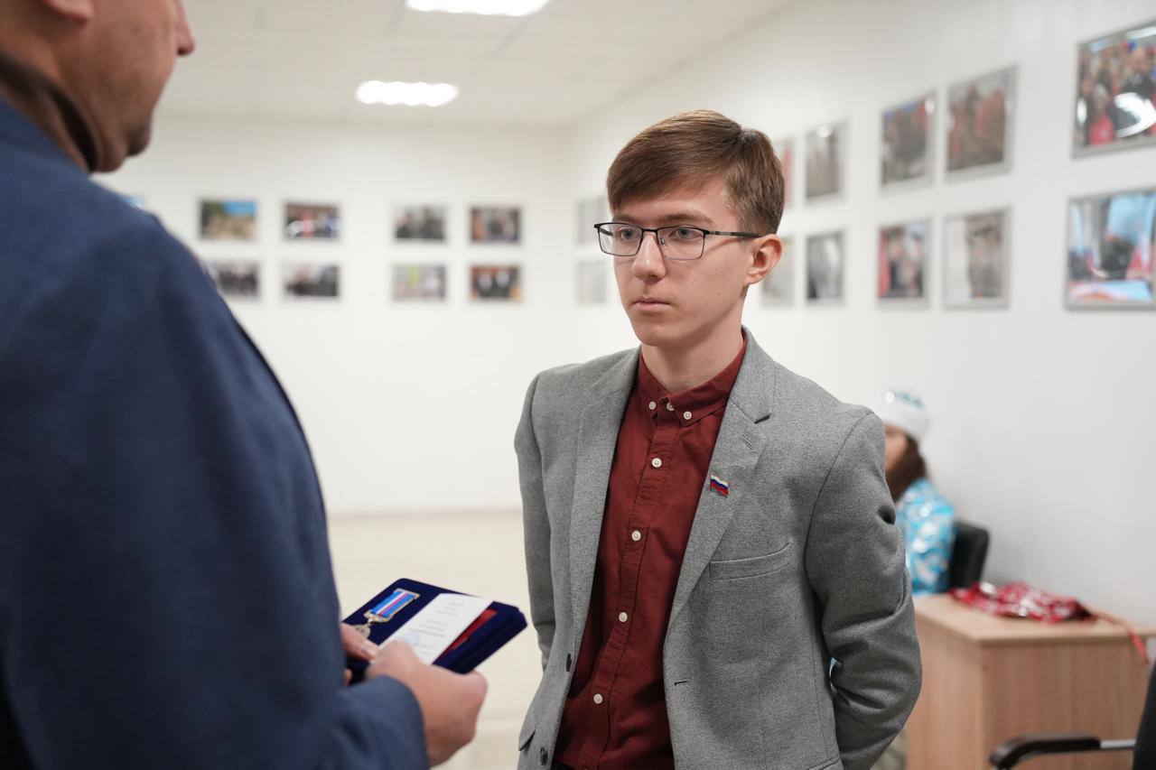 Евгений Балицкий: В рамках Всероссийского гражданско-патриотического проекта «Дети-герои» вручил памятную медаль Совета Федерации Федерального собрания РФ «За проявленное мужество» Даниилу Шолохову, который летом этого года... Евгений Балицкий: В рамках Всероссийского гражданско-патриотического проекта «Дети-герои» вручил памятную медаль Совета Федерации Федерального собрания РФ «За проявленное мужество» Даниилу Шолохову, который летом этого года...