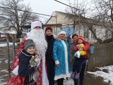 Новогодние волшебники – Дед Мороз и его внучка Снегурочка – поздравили всех детей Переможненского отдела и вручили им сладкие подарки и мягкие игрушки