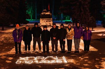 Свечи в память о погибших в результате атаки украинских БПЛА на Хорлы зажгли активисты жители Запорожской области