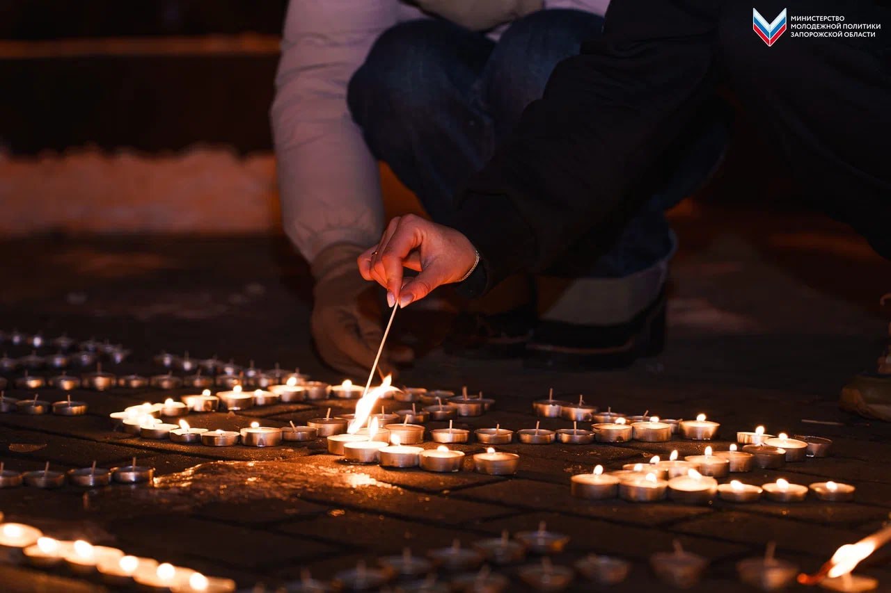 Молодёжь Запорожской области почтила память жертв трагедии в Хорлах в Херсонской области Молодёжь Запорожской области почтила память жертв трагедии в Хорлах в Херсонской области