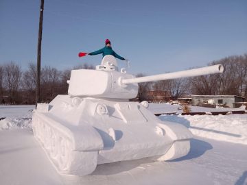 В Амурской области слепили из снега полноразмерный танк