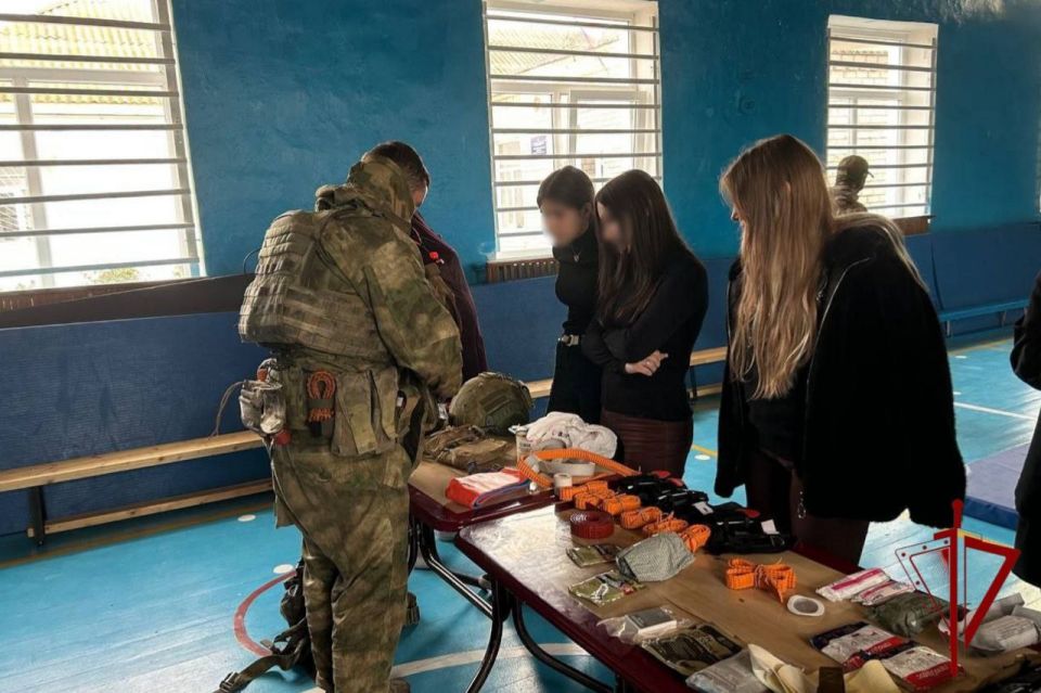 Военнослужащие Росгвардии организовали серию тематических встреч с учениками школ Херсонской и Запорожской областей Военнослужащие Росгвардии организовали серию тематических встреч с учениками школ Херсонской и Запорожской областей