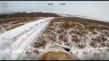 Операторы БпЛА 5 армии группировки "Восток" продолжают уничтожение противника к западу и северо-западу от н.п. Гуляй-поле. Поражена группа пехоты на пикапе в районе н.п. Верхняя Терса