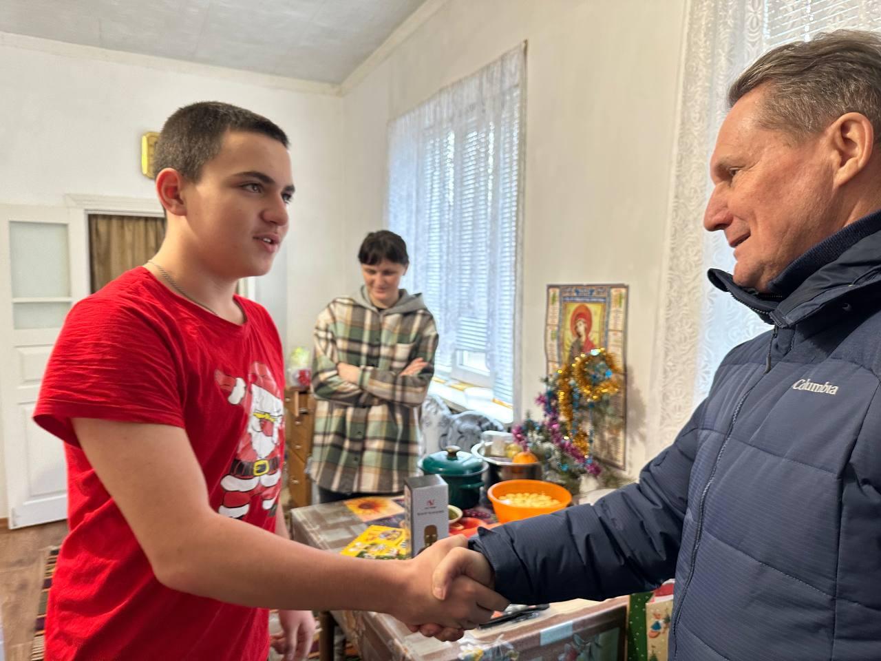 Брату и сестре из Пологовского МО передали подарки от губернатора Пензенской области Брату и сестре из Пологовского МО передали подарки от губернатора Пензенской области