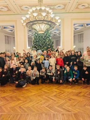 25 детей из Запорожской области, чьи родители являются членами профсоюза медицинских работников, посетили новогоднее представление в Центральном академическом театре Российской Армии в Москве