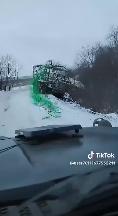 Подбитые украинские 155 мм САУ М109 и танк Т-72Б, сдвинутые на обочину дороги для освобождения проезжей части