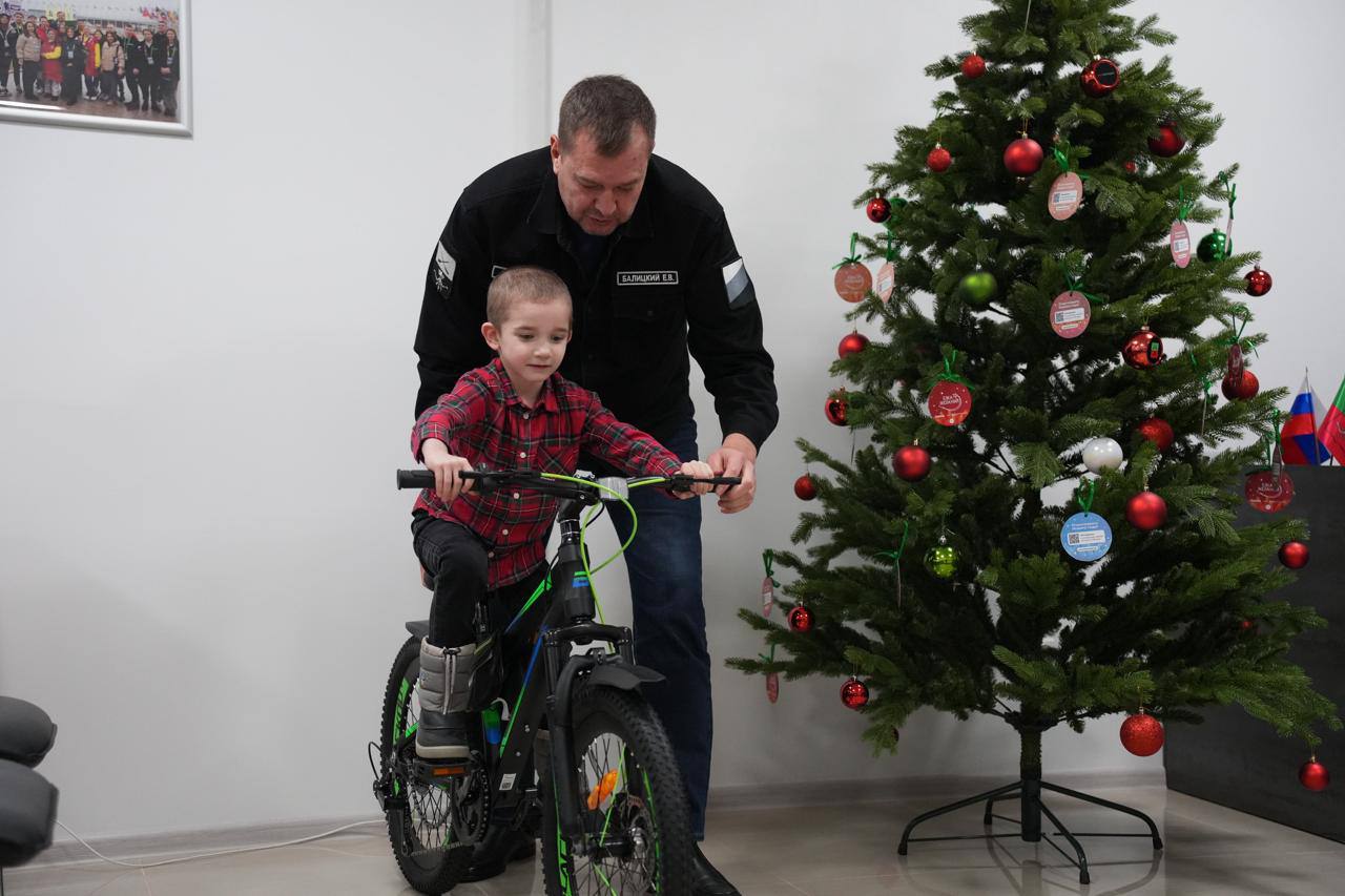 Евгений Балицкий: Исполнил мечту маленького жителя Приморского муниципального округа — шестилетнего Ивана, шар с новогодним желанием которого снял с ёлки на площадке международного форума #МЫВМЕСТЕ Евгений Балицкий: Исполнил мечту маленького жителя Приморского муниципального округа — шестилетнего Ивана, шар с новогодним желанием которого снял с ёлки на площадке международного форума #МЫВМЕСТЕ