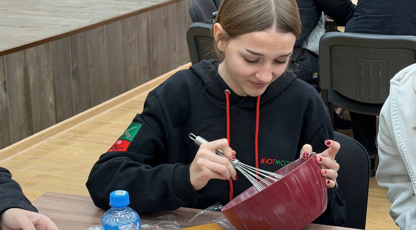 Молодежь Мелитополя приняла участие в мастер-классе по созданию пряничного домика и елки