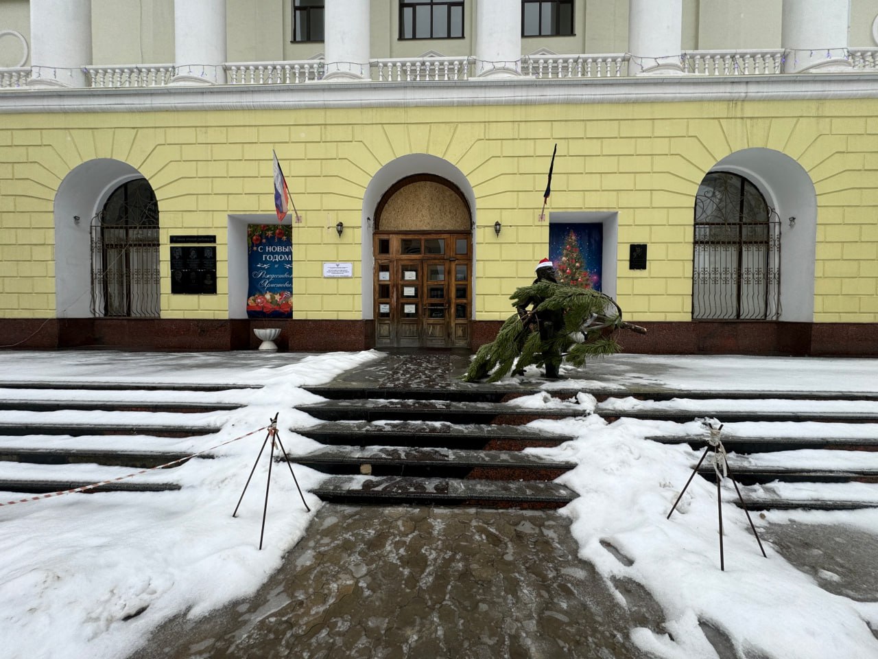 В Донецке памятник исцелившемуся пациенту примерил новогодний наряд! В Донецке памятник исцелившемуся пациенту примерил новогодний наряд!