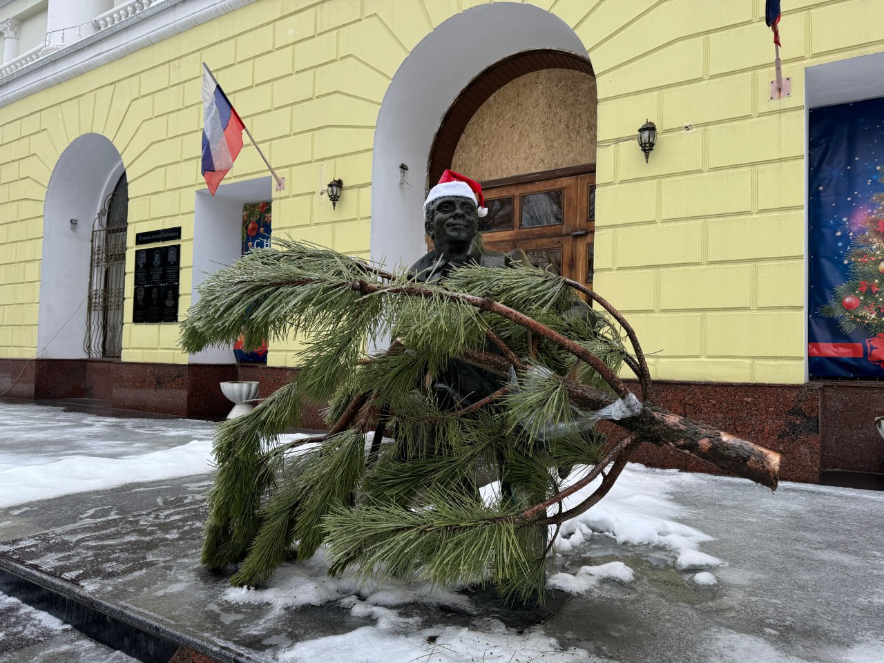 В Донецке памятник исцелившемуся пациенту примерил новогодний наряд! В Донецке памятник исцелившемуся пациенту примерил новогодний наряд!