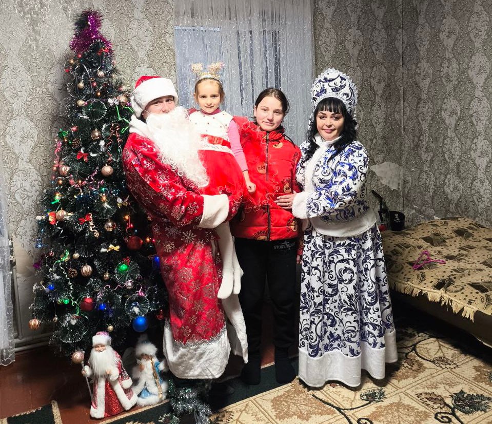 Несмотря на опасность БПЛА противника Дед Мороз, Снегурочка и заведующая территориальным отделом Кохановской группы сёл, секретарь местного отделения партии «Единая Россия» Ирина Графская с новогодней программой приехали к... Несмотря на опасность БПЛА противника Дед Мороз, Снегурочка и заведующая территориальным отделом Кохановской группы сёл, секретарь местного отделения партии «Единая Россия» Ирина Графская с новогодней программой приехали к...