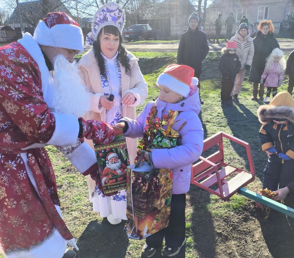 Несмотря на опасность БПЛА противника Дед Мороз, Снегурочка и заведующая территориальным отделом Кохановской группы сёл, секретарь местного отделения партии «Единая Россия» Ирина Графская с новогодней программой приехали к...