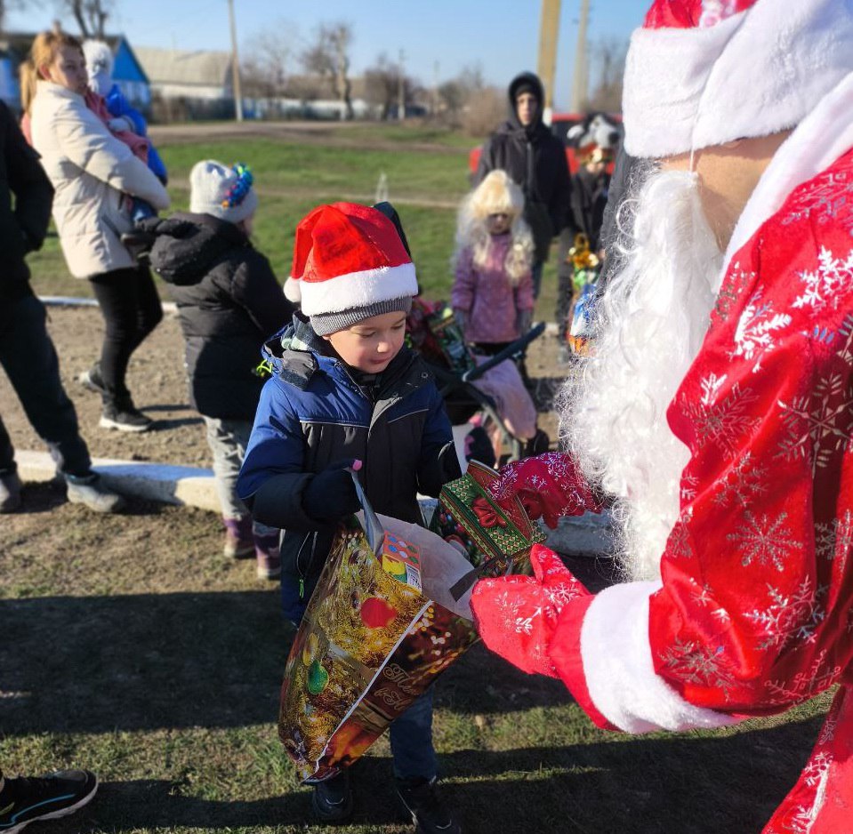 Несмотря на опасность БПЛА противника Дед Мороз, Снегурочка и заведующая территориальным отделом Кохановской группы сёл, секретарь местного отделения партии «Единая Россия» Ирина Графская с новогодней программой приехали к... Несмотря на опасность БПЛА противника Дед Мороз, Снегурочка и заведующая территориальным отделом Кохановской группы сёл, секретарь местного отделения партии «Единая Россия» Ирина Графская с новогодней программой приехали к...