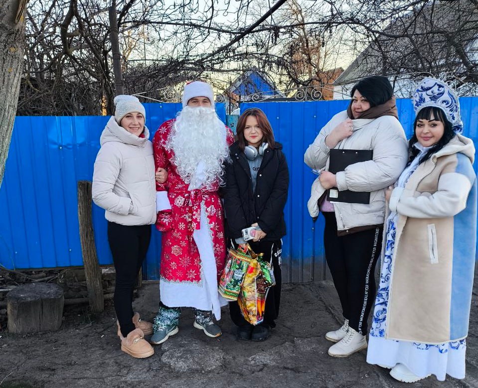 Несмотря на опасность БПЛА противника Дед Мороз, Снегурочка и заведующая территориальным отделом Кохановской группы сёл, секретарь местного отделения партии «Единая Россия» Ирина Графская с новогодней программой приехали к... Несмотря на опасность БПЛА противника Дед Мороз, Снегурочка и заведующая территориальным отделом Кохановской группы сёл, секретарь местного отделения партии «Единая Россия» Ирина Графская с новогодней программой приехали к...