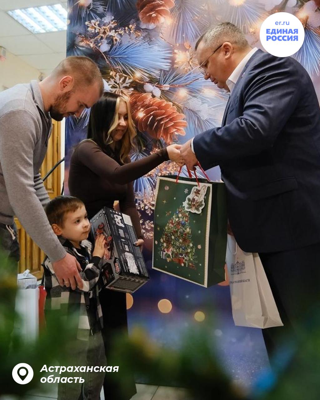 Активисты Единой России исполняют новогодние желания детей по всей стране Активисты Единой России исполняют новогодние желания детей по всей стране