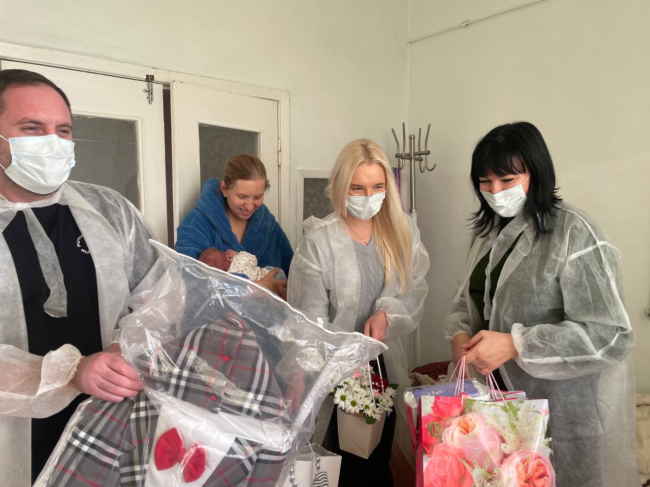 Глава Токмакского муниципального округа Александр Калмыков поздравил семью первого родившегося в новом 2026 году ребенка Глава Токмакского муниципального округа Александр Калмыков поздравил семью первого родившегося в новом 2026 году ребенка