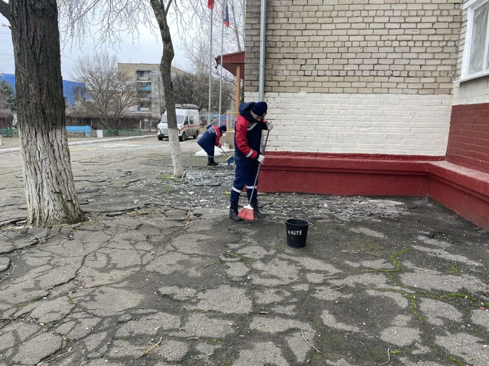 Студенты-спасатели оказали помощь пострадавшей школе в Бердянске Студенты-спасатели оказали помощь пострадавшей школе в Бердянске