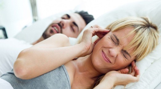 Не спать на спине. Врач рассказал как избавиться от храпа