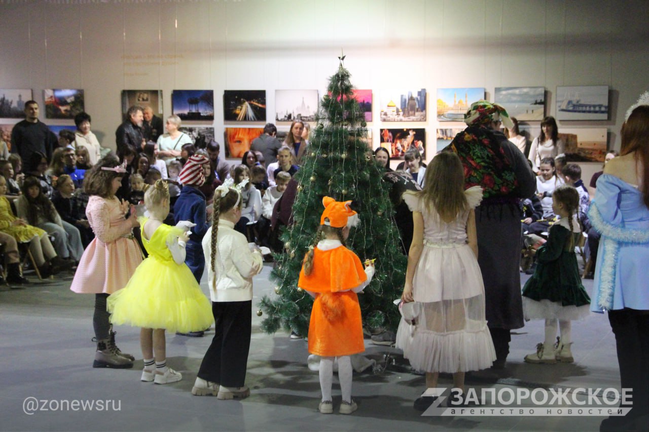 В Мелитополе прошли Рождественские елки для детей