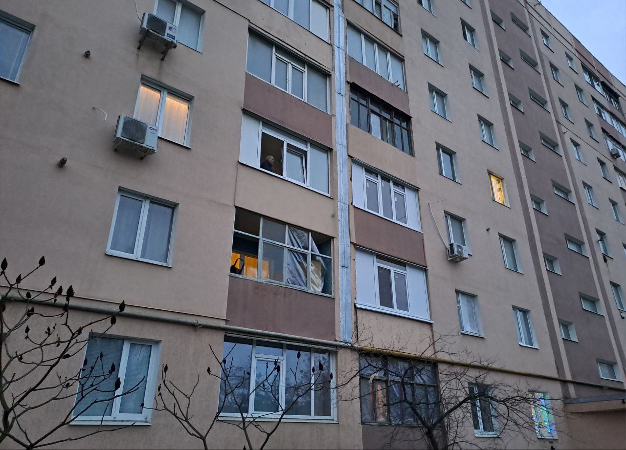 В Бердянске восстанавливают остекление в доме, поврежденном при атаке ВСУ