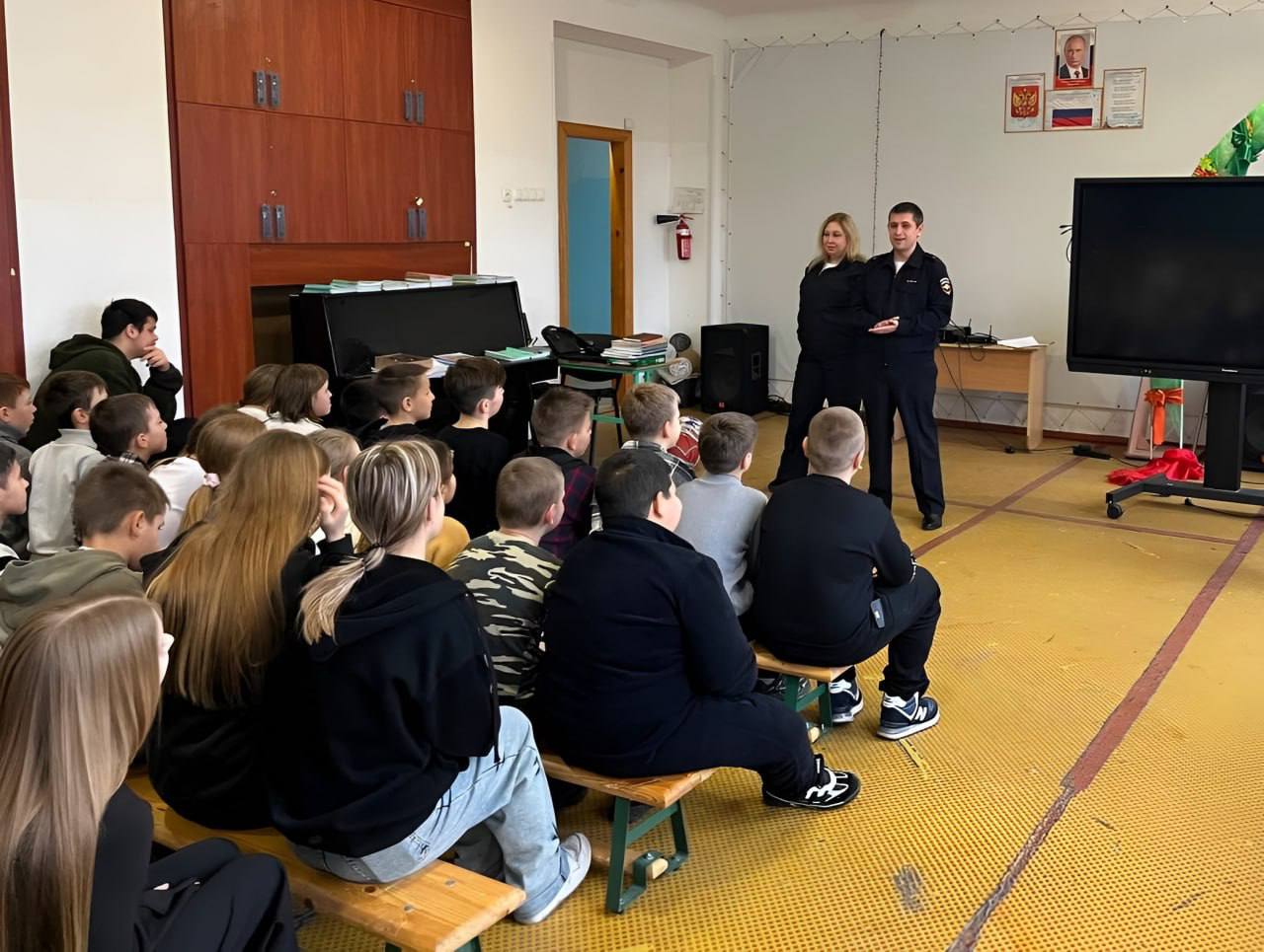 Сотрудники ГУ МВД России по Запорожской области в преддверии нового года поздравили школьников Сотрудники ГУ МВД России по Запорожской области в преддверии нового года поздравили школьников