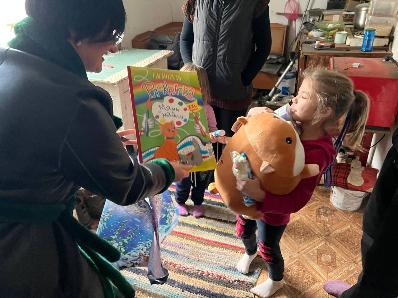 Секретарь местного отделения «Единой России» вручила подарки детям в рамках акции «Елка желаний» Секретарь местного отделения «Единой России» вручила подарки детям в рамках акции «Елка желаний»