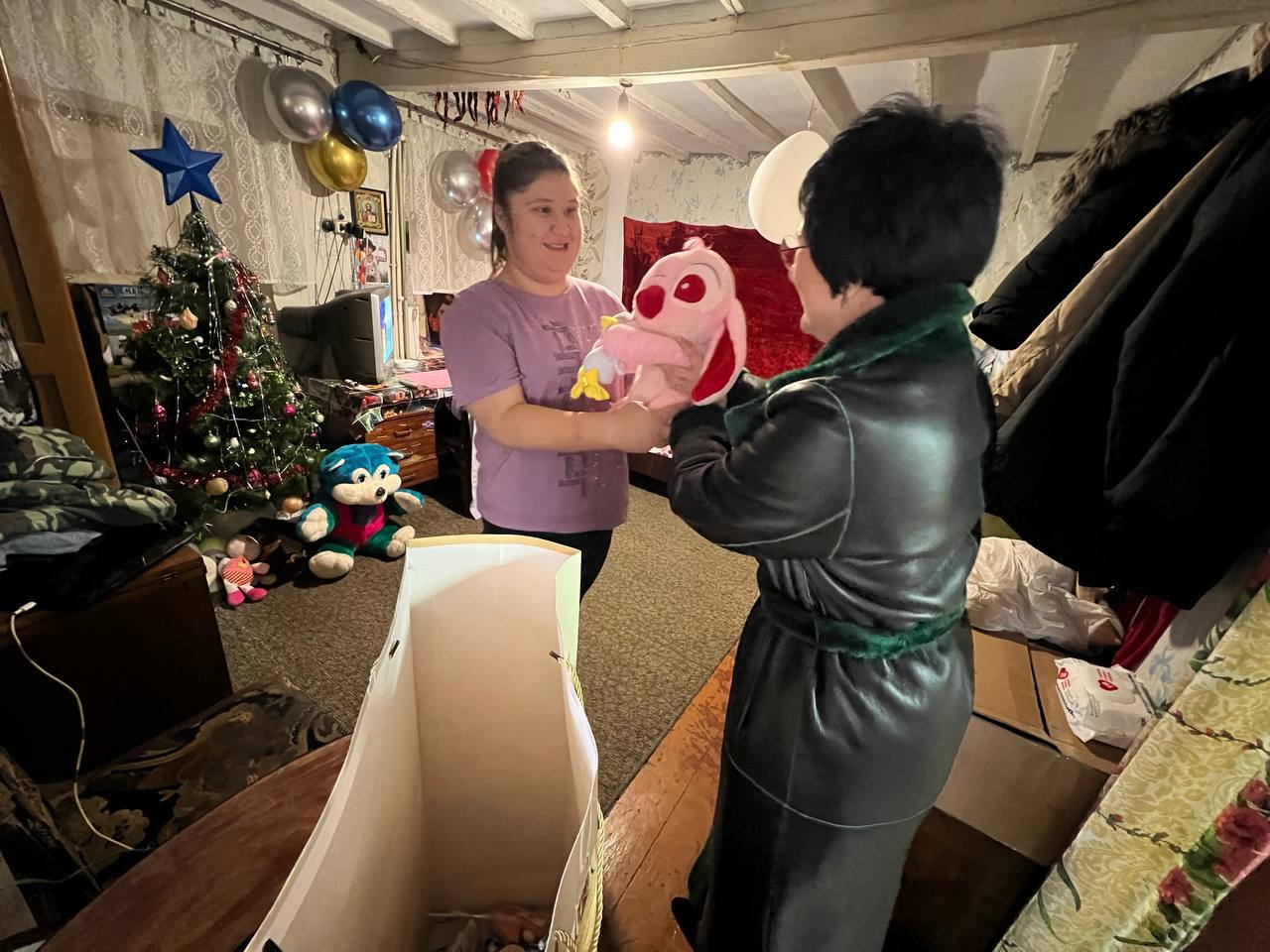 Секретарь местного отделения «Единой России» вручила подарки детям в рамках акции «Елка желаний» Секретарь местного отделения «Единой России» вручила подарки детям в рамках акции «Елка желаний»