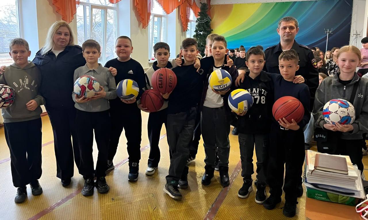 Сотрудники ГУ МВД России по Запорожской области в преддверии нового года поздравили школьников Сотрудники ГУ МВД России по Запорожской области в преддверии нового года поздравили школьников