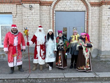 13 января, в канун Старого Нового года, сотрудники Зеленовских сельских клуба и библиотеки с традиционными щедровками и в ярких нарядах поздравляли односельчан с праздником