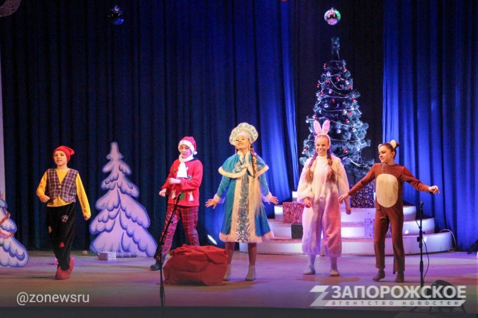 В Мелитополе прошла премьера новогодней сказки «В погоне за подарками» В Мелитополе прошла премьера новогодней сказки «В погоне за подарками»