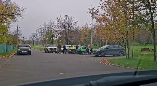 Кадры из Мариуполя — там сотрудники ФСБ задержали 17-летнего местного жителя, собиравшего для украинской военной разведки данные о расположении воинских частей ВС РФ