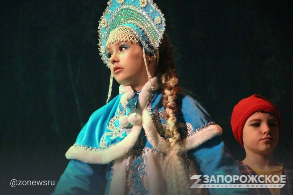 В Мелитополе прошла премьера новогодней сказки «В погоне за подарками» В Мелитополе прошла премьера новогодней сказки «В погоне за подарками»