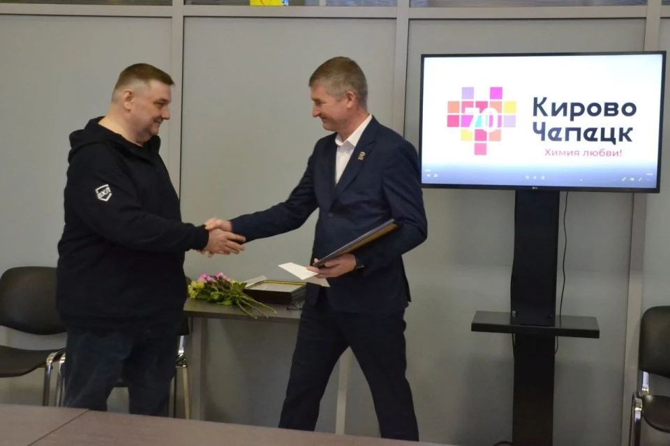 Игорь Гагаринов: Сегодня наградил победителей конкурса «С любовью к Кирово-Чепецку» — искренне рад за каждого, кто своим словом, кадром и репортажем делает наш город ярче и заметнее Игорь Гагаринов: Сегодня наградил победителей конкурса «С любовью к Кирово-Чепецку» — искренне рад за каждого, кто своим словом, кадром и репортажем делает наш город ярче и заметнее