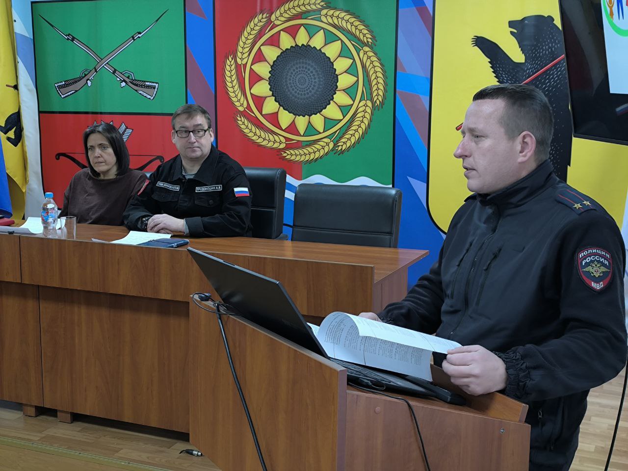 Глава Акимовского муниципального округа Александр Трудоношин провел первое в этом году большое расширенное совещание с аппаратом, Советом депутатов, шеф-регионом, начальниками теротделов, руководителями служб и ведомств Глава Акимовского муниципального округа Александр Трудоношин провел первое в этом году большое расширенное совещание с аппаратом, Советом депутатов, шеф-регионом, начальниками теротделов, руководителями служб и ведомств