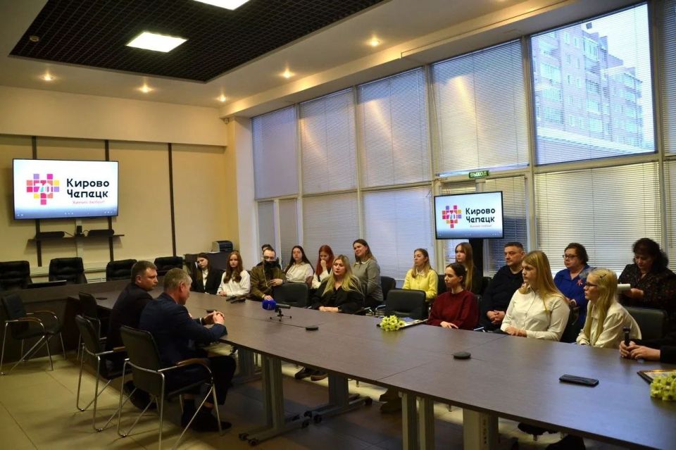 Игорь Гагаринов: Сегодня наградил победителей конкурса «С любовью к Кирово-Чепецку» — искренне рад за каждого, кто своим словом, кадром и репортажем делает наш город ярче и заметнее Игорь Гагаринов: Сегодня наградил победителей конкурса «С любовью к Кирово-Чепецку» — искренне рад за каждого, кто своим словом, кадром и репортажем делает наш город ярче и заметнее