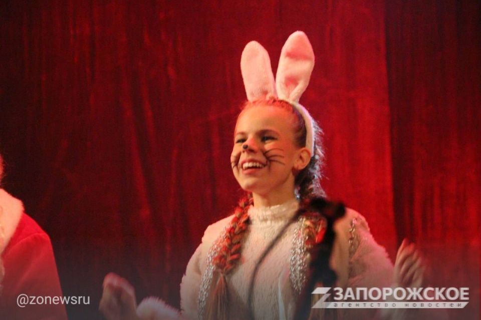 В Мелитополе прошла премьера новогодней сказки «В погоне за подарками» В Мелитополе прошла премьера новогодней сказки «В погоне за подарками»