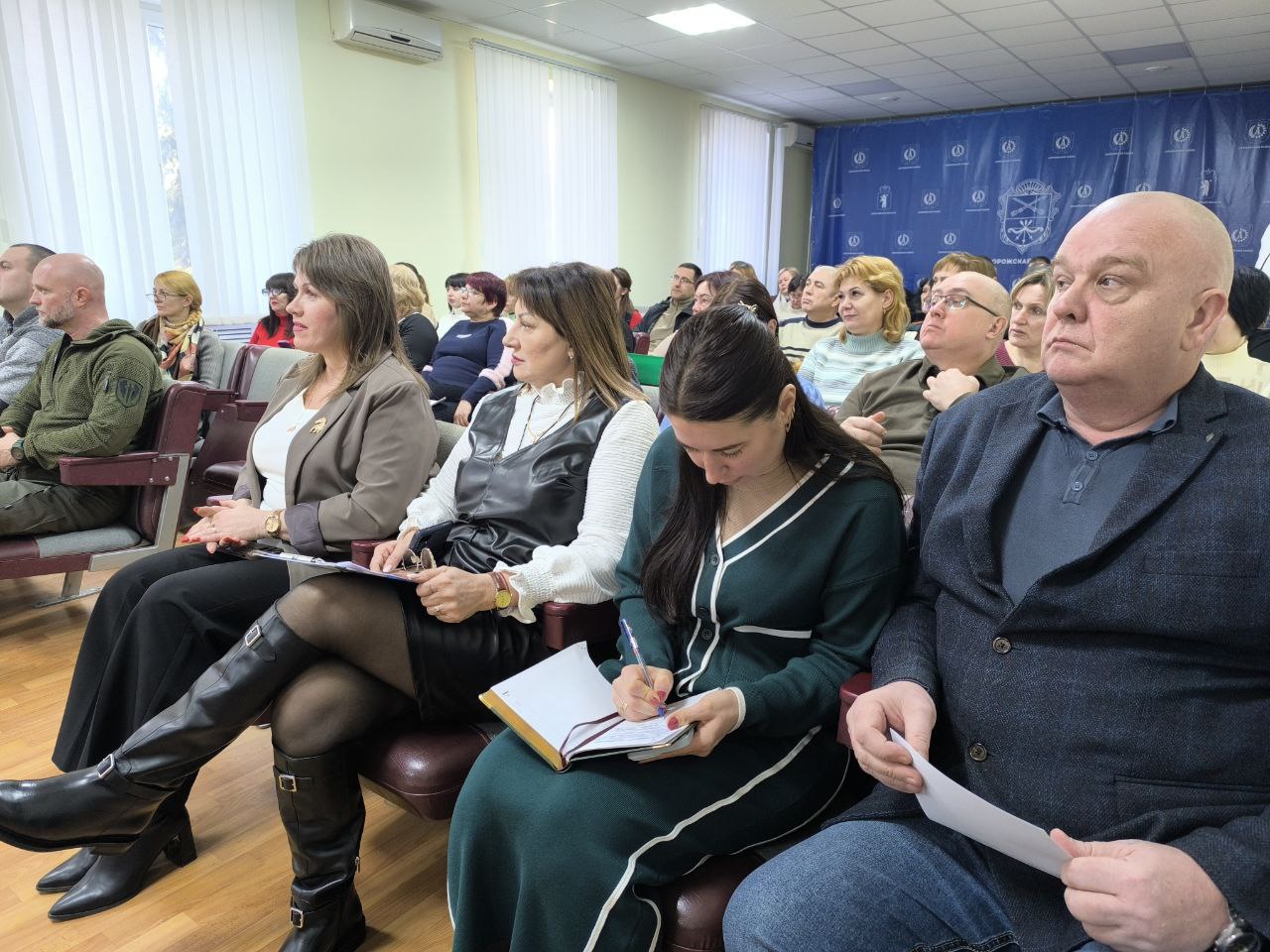 Глава Акимовского муниципального округа Александр Трудоношин провел первое в этом году большое расширенное совещание с аппаратом, Советом депутатов, шеф-регионом, начальниками теротделов, руководителями служб и ведомств Глава Акимовского муниципального округа Александр Трудоношин провел первое в этом году большое расширенное совещание с аппаратом, Советом депутатов, шеф-регионом, начальниками теротделов, руководителями служб и ведомств