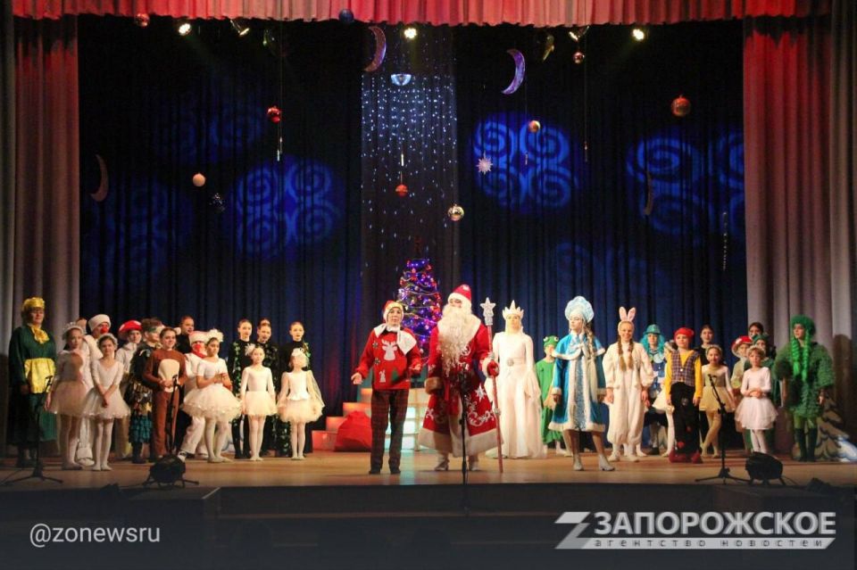 В Мелитополе прошла премьера новогодней сказки «В погоне за подарками» В Мелитополе прошла премьера новогодней сказки «В погоне за подарками»