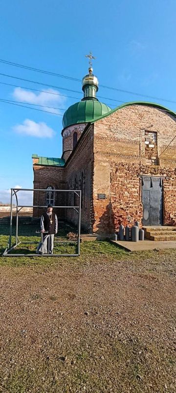 В Приазовском районе установили колокольню при поддержке «Единой России» В Приазовском районе установили колокольню при поддержке «Единой России»