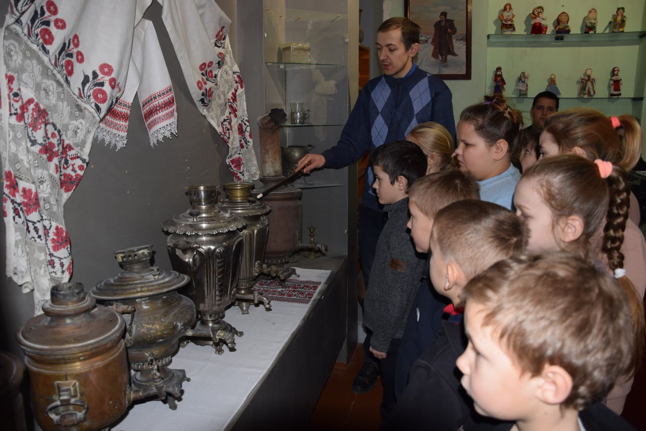 В Токмакском краеведческом музее для учащихся начальных классов школы с.Запорожье провели познавательное мероприятие по народоведению « Как на Старый Новый год» В Токмакском краеведческом музее для учащихся начальных классов школы с.Запорожье провели познавательное мероприятие по народоведению « Как на Старый Новый год»