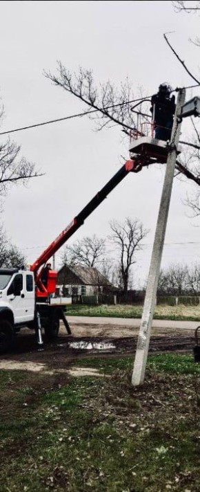Замена повреждённой опоры. Специалисты «Запорожьеэнерго» филиал АО «Юго-Западная ЭСК» провели оперативную замену повреждённой опоры на линии электропередачи в Васильевском районе